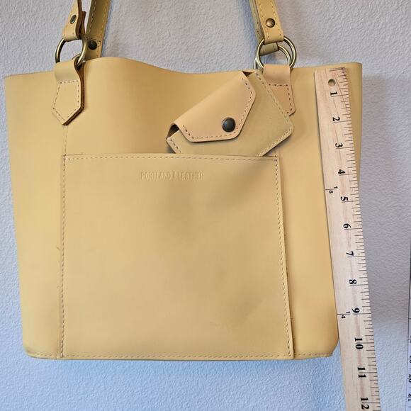 Portland Leather Market tote in Vanilla with matching Classic Plus Card Holder - Picture 2 of 9